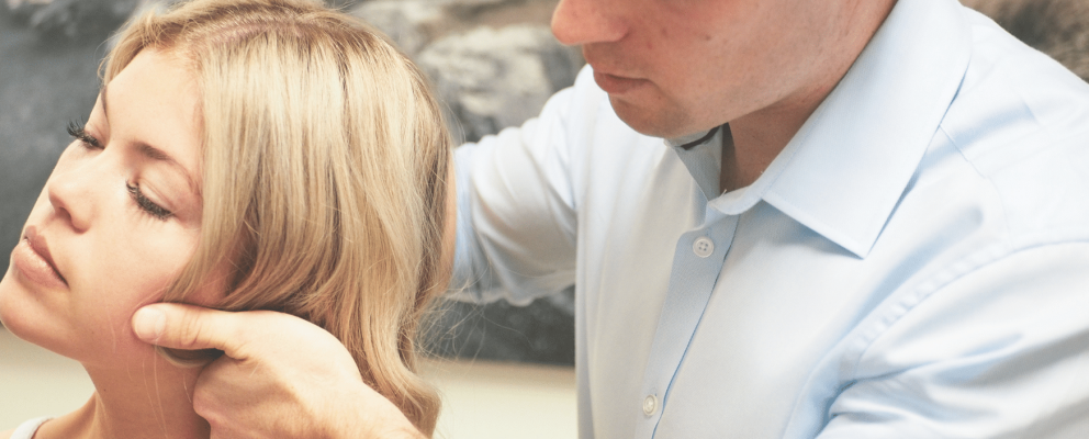 chiro adjusting neck