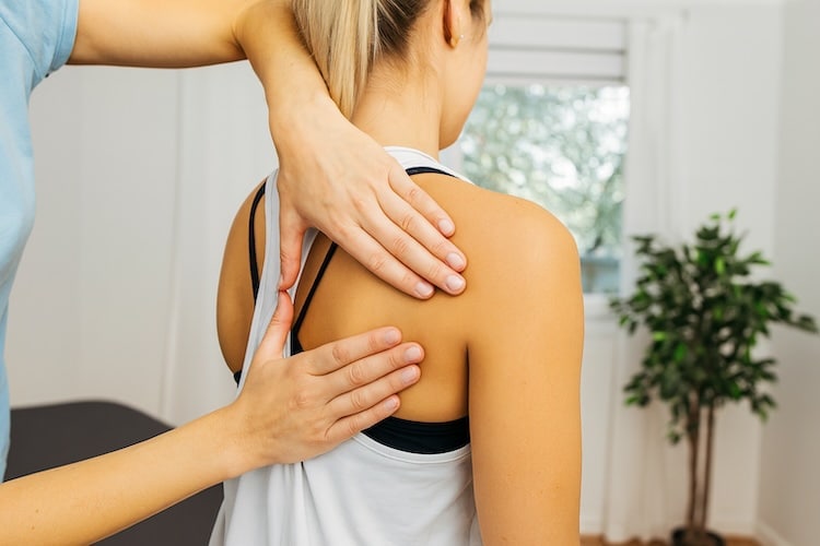 Chiropractor in Perth providing hands-on treatment for shoulder pain and mobility issues. Professional care to ease discomfort and restore shoulder function.