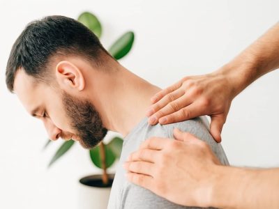 neck-chiro-perth chiropractor feeling patient neck